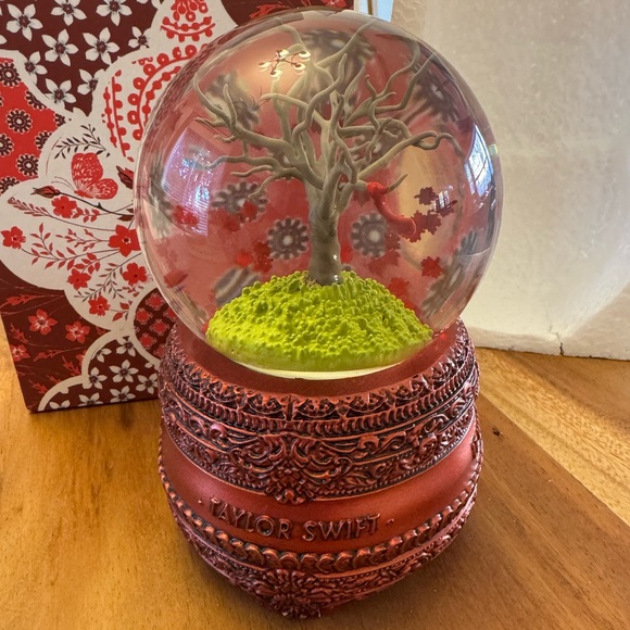 Taylor Swift All Too Well Red Snow Globe - Picture 3 of 5